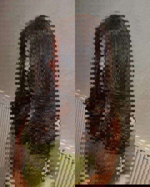 Długie warstwowe cięcie z delikatnymi lokami Długie warstwowe cięcie z delikatnymi lokami