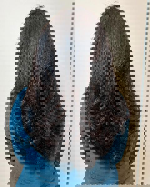 Gęste ciemne loki z delikatnym ruchem Gęste ciemne loki z delikatnym ruchem