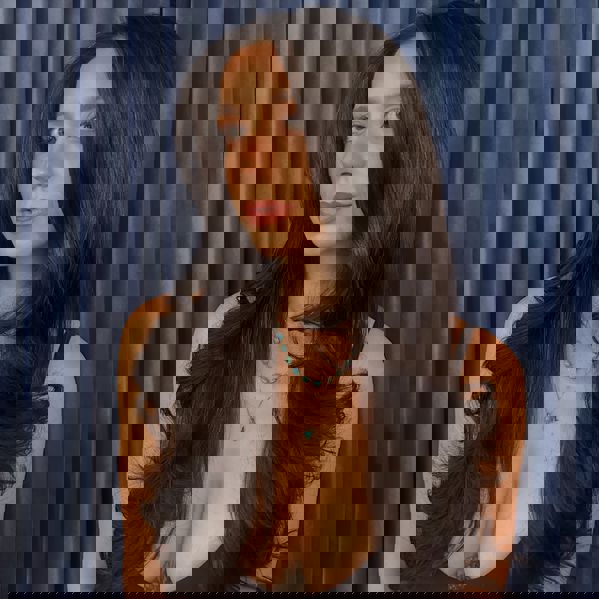 Gładkie długie warstwy z delikatną objętością wokół twarzy Gładkie długie warstwy z delikatną objętością wokół twarzy