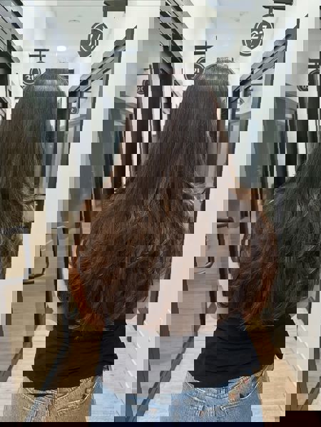 Lśniące długie warstwy z delikatnym ruchem Lśniące długie warstwy z delikatnym ruchem