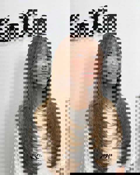 Nowoczesne długie warstwy z subtelną grzywką okalającą twarz Nowoczesne długie warstwy z subtelną grzywką okalającą twarz