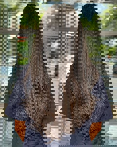 Piękne długie włosy z warstwami dodającymi subtelnej dynamiki Piękne długie włosy z warstwami dodającymi subtelnej dynamiki