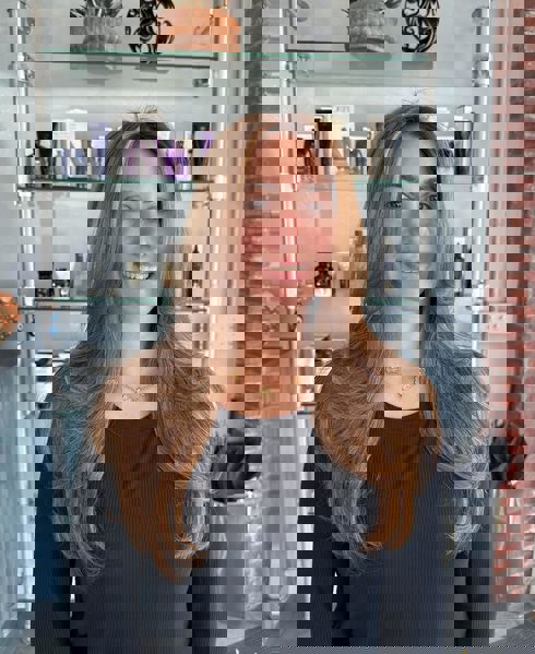 Stylowa Karamelowa Fryzura z Długimi Warstwami i Delikatnymi Falami Stylowa Karamelowa Fryzura z Długimi Warstwami i Delikatnymi Falami