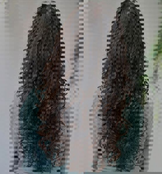 Teksturowane długie warstwy z wyraźnie zdefiniowanymi lokami Teksturowane długie warstwy z wyraźnie zdefiniowanymi lokami