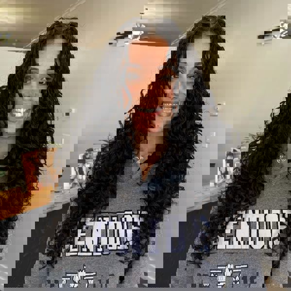 Zabawne długie warstwy z wyraźnie zdefiniowanymi lokami Zabawne długie warstwy z wyraźnie zdefiniowanymi lokami